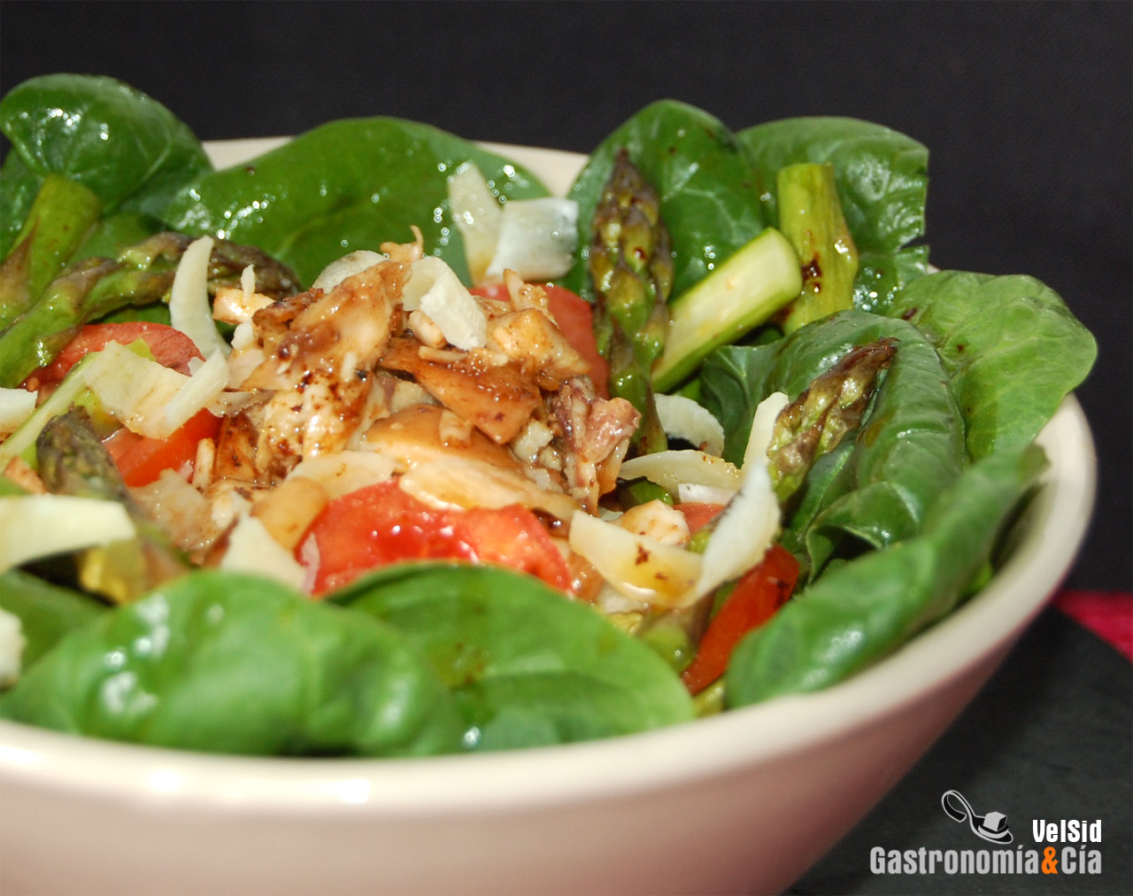 Ensalada de espinacas, pollo y espárragos