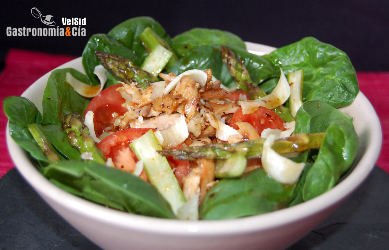 Ensalada de espinacas, pollo y espárragos