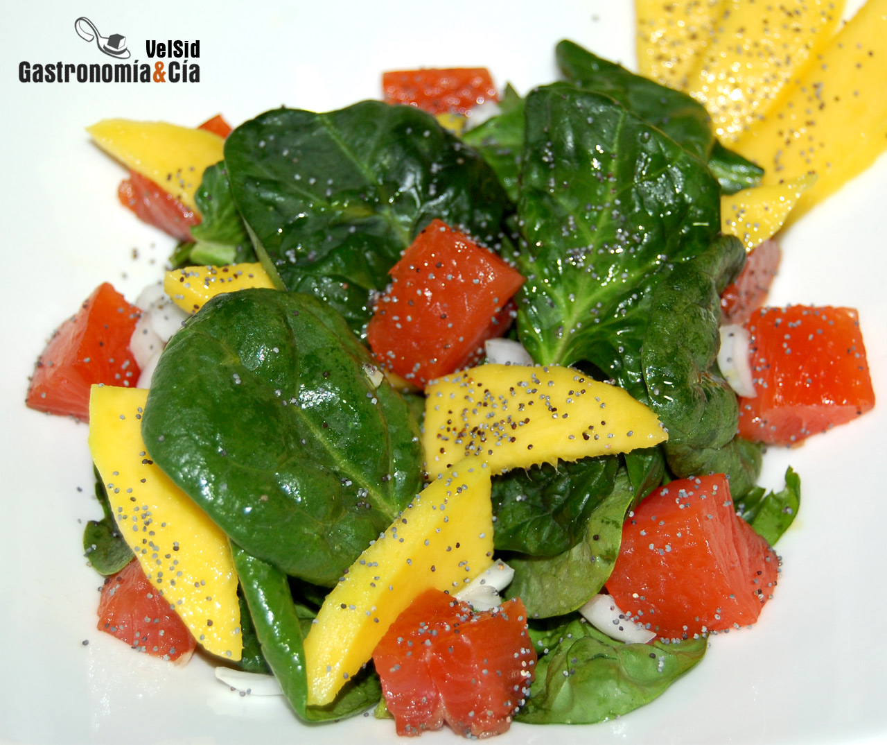 Ensalada de espinacas con salmón marinado y mango