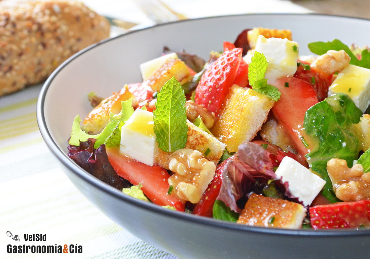 Ensalada con fresas, queso feta y vinagreta de miel