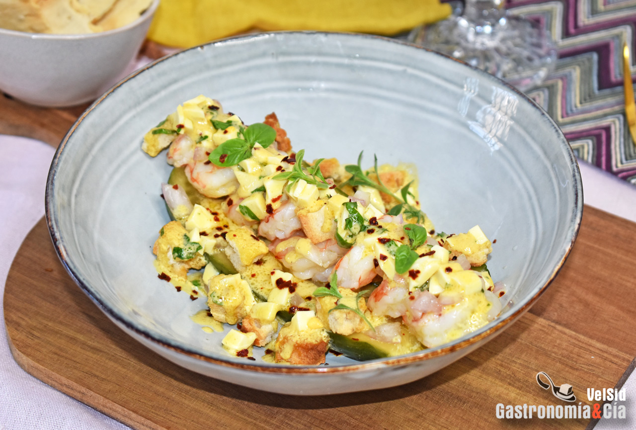 Ensalada de gambas, pepino agridulce y vinagreta