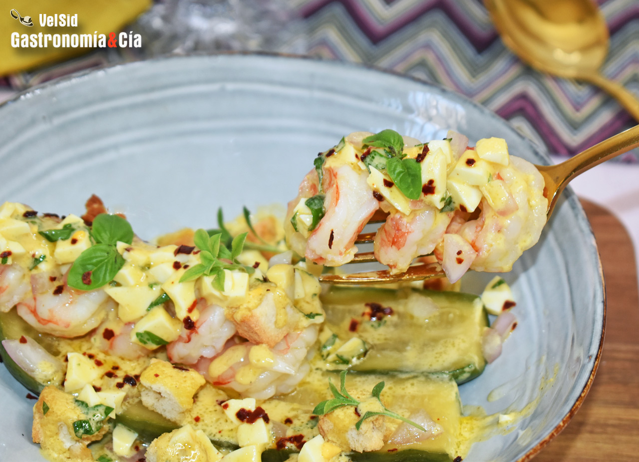 Ensalada de gambas, pepino agridulce y vinagreta