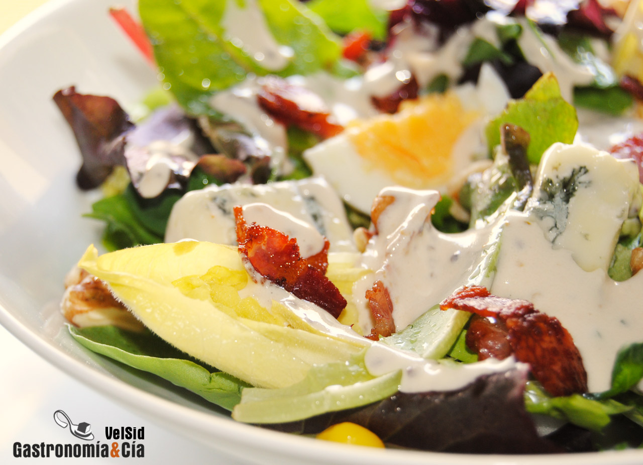 Ensalada con gorgonzola, bacon y nueces