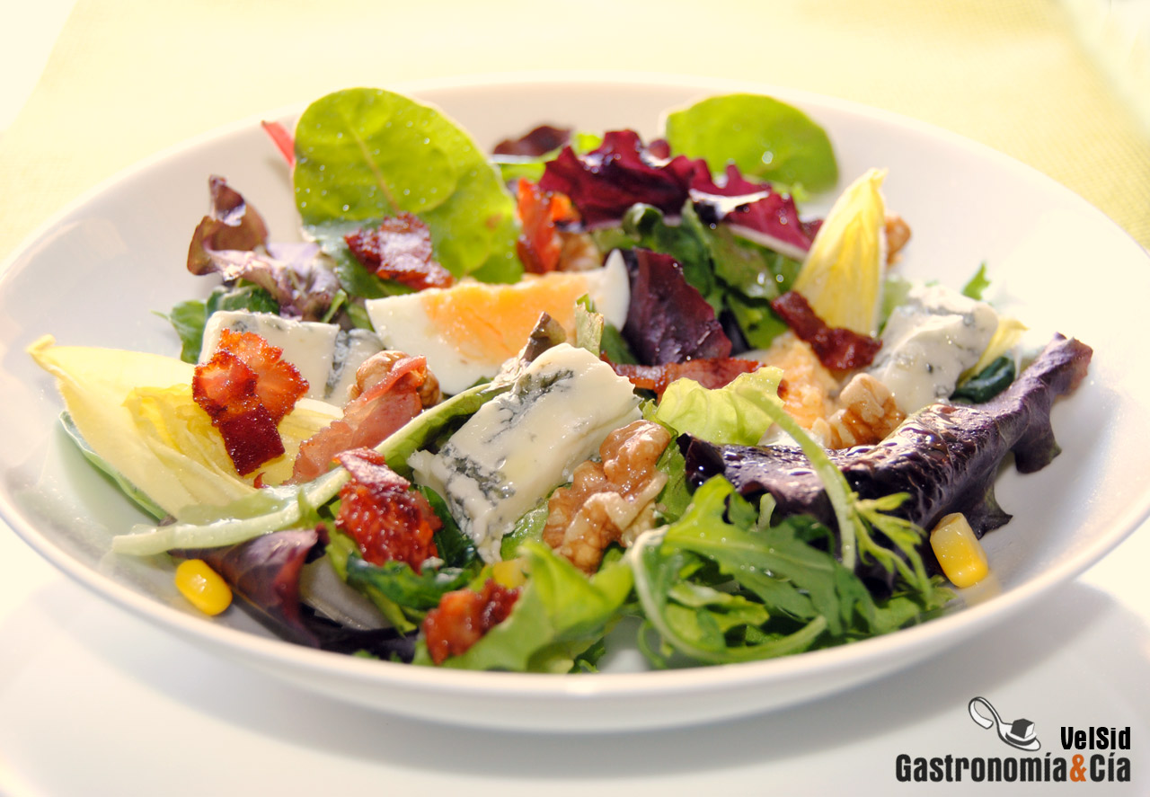 Ensalada con gorgonzola, bacon y nueces