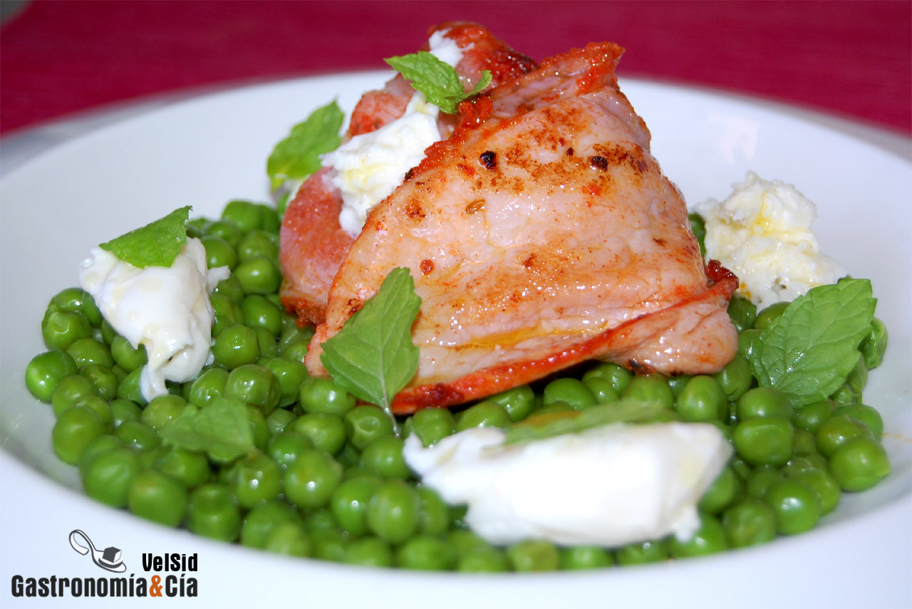 Ensalada tibia de guisantes, lomo adobado y mozzarella