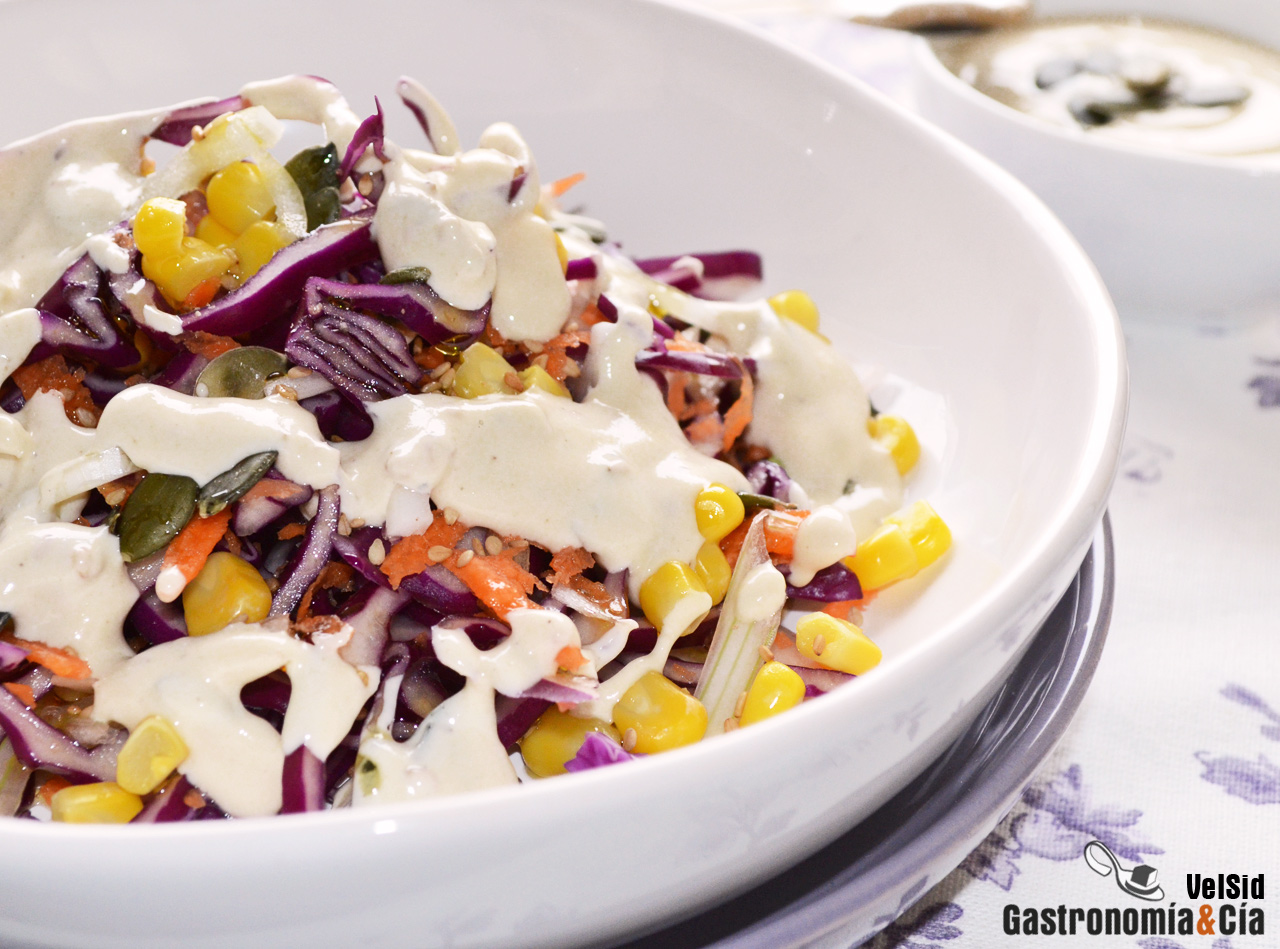 Ensalada de lombarda y zanahoria con salsa de yogur y s