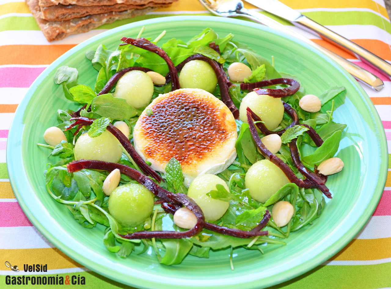 Ensalada de melón con queso de cabra caramelizado