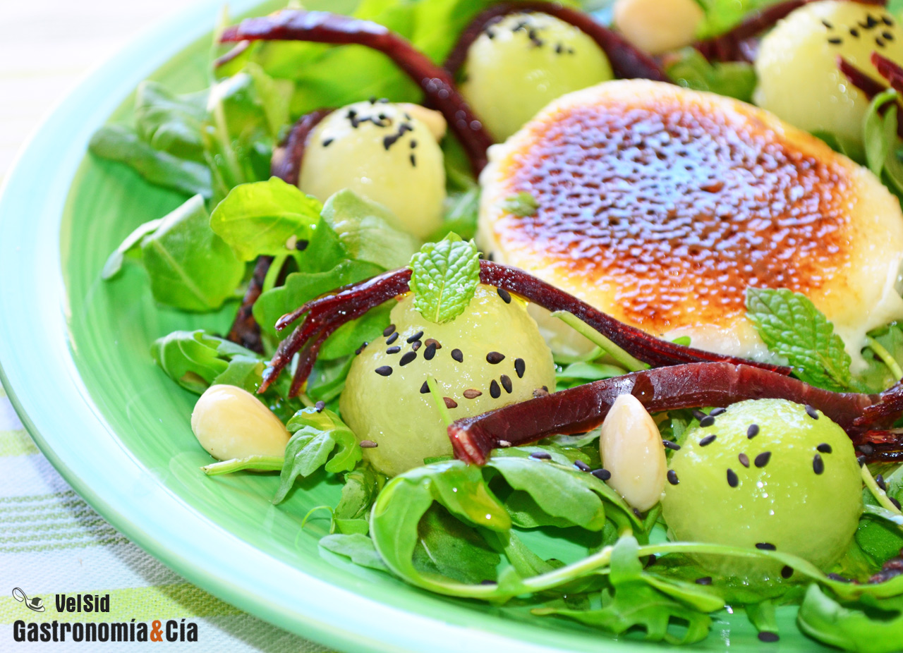 Ensalada de melón con queso de cabra caramelizado