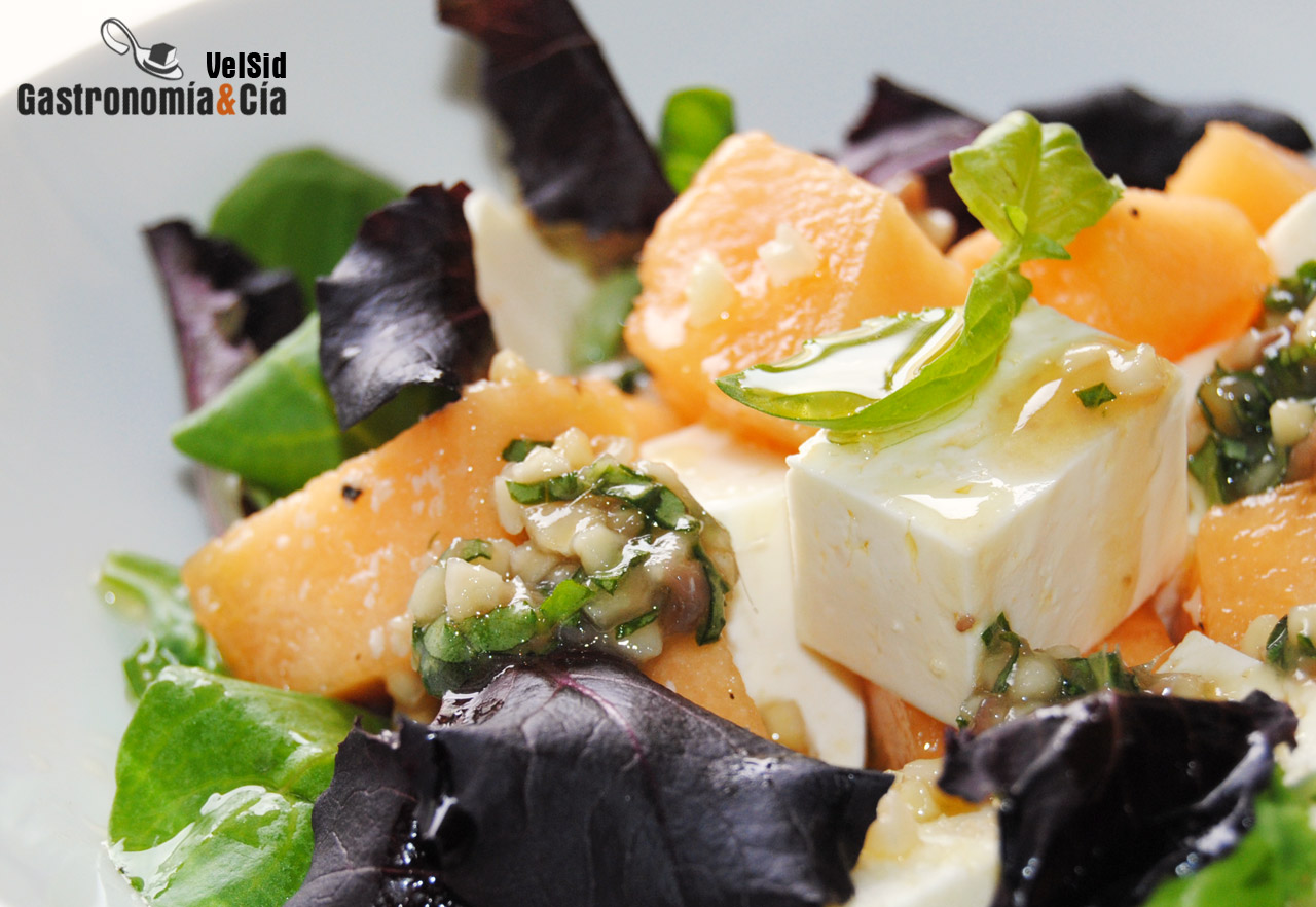 Ensalada de melón, queso feta y vinagreta de anchoas