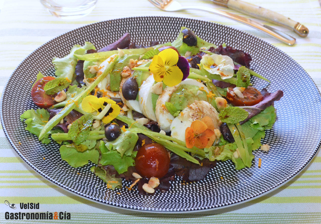 Ensalada de mozzarella, avellanas y hierbabuena
