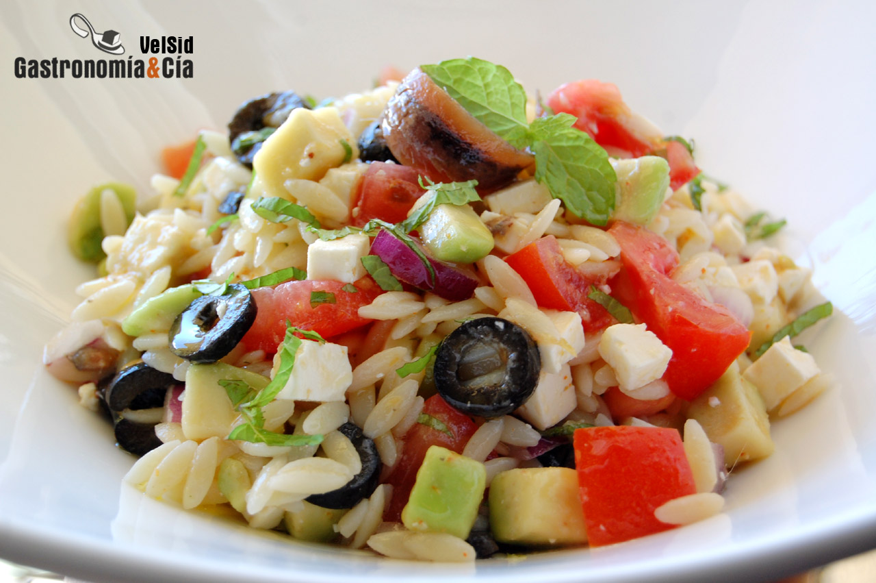 Ensalada de orzo con aguacate, feta y anchoas