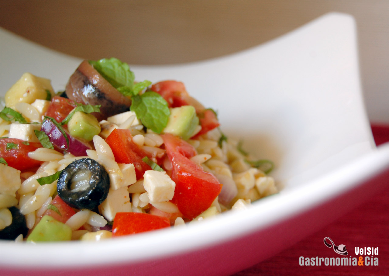 Ensalada de orzo con aguacate, feta y anchoas