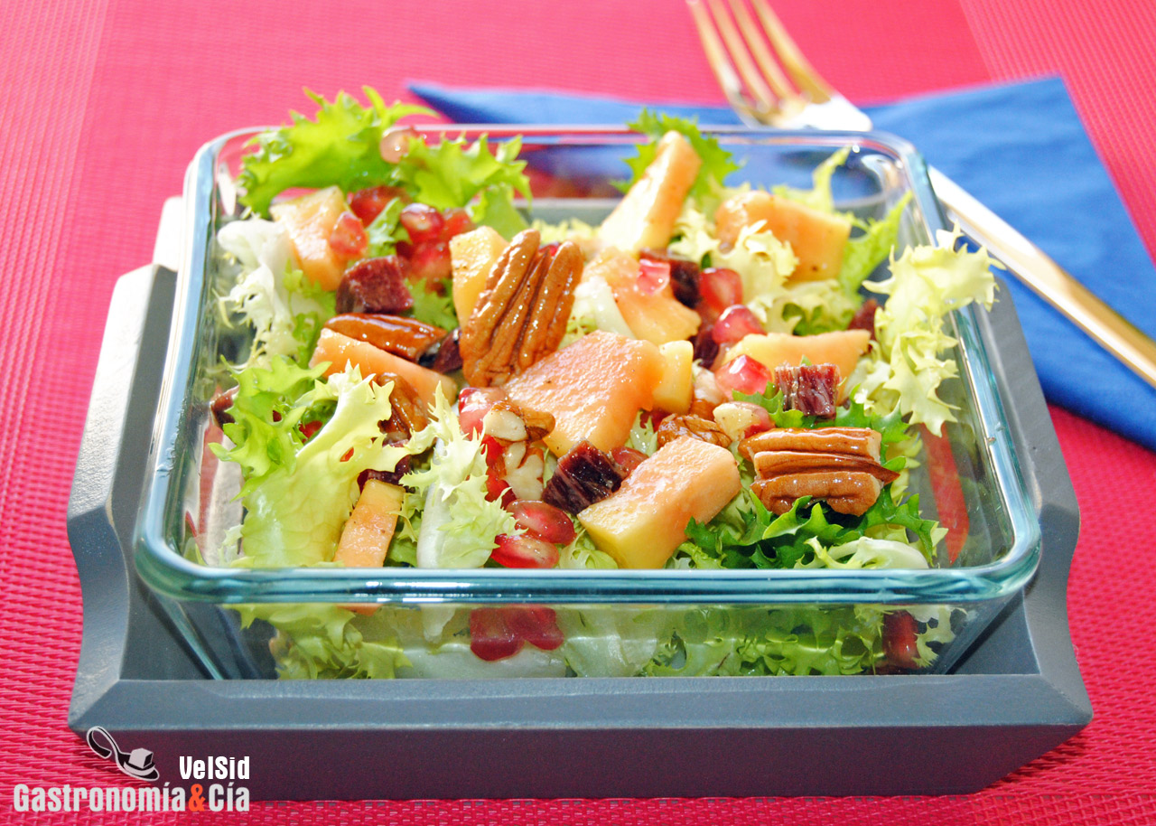 Ensalada con granada, papaya y cecina
