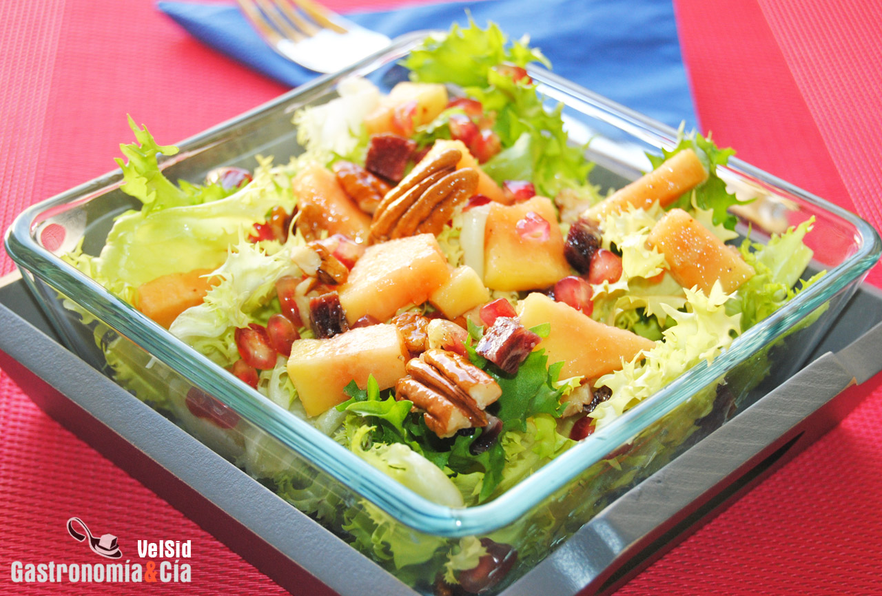 Ensalada con granada, papaya y cecina