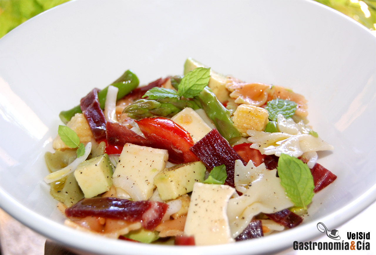 Ensalada de pasta con cecina, aguacate y queso brie