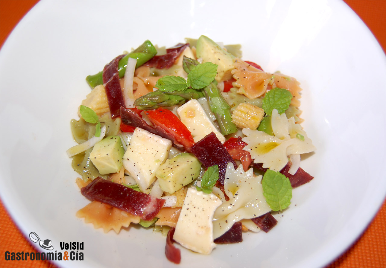Ensalada de pasta con cecina, aguacate y queso brie