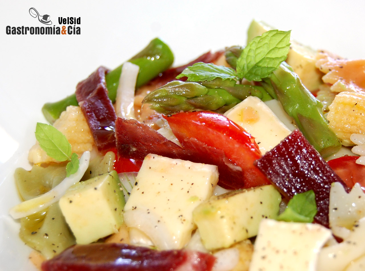 Ensalada de pasta con cecina, aguacate y queso brie