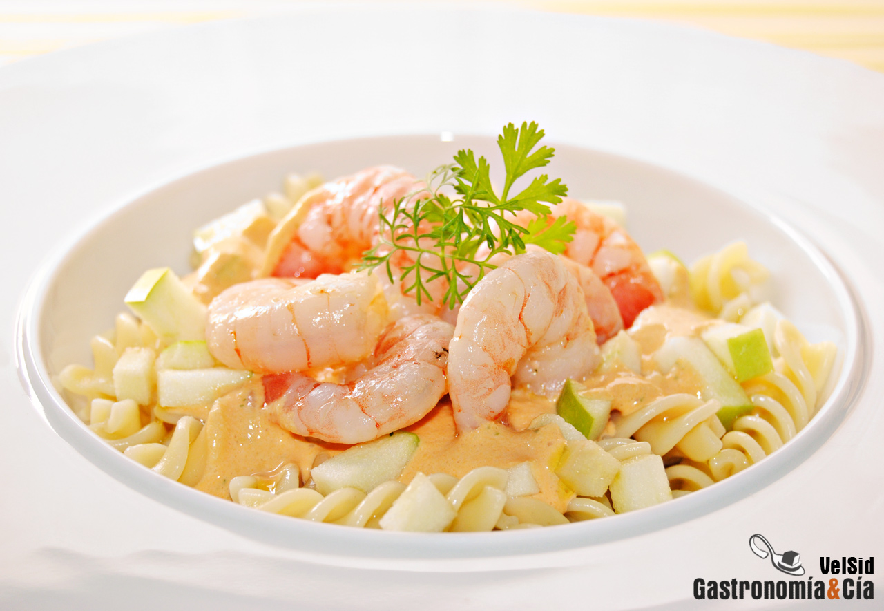 Ensalada de pasta con gambas y vinagreta de coral de vi