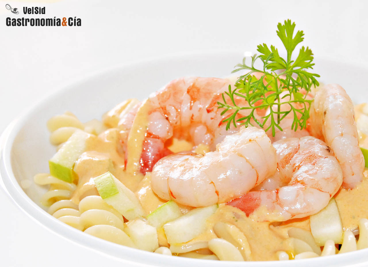 Ensalada de pasta con gambas y vinagreta de coral de vi