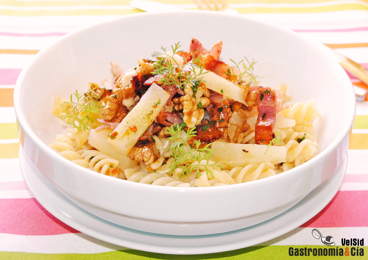 Ensalada de pasta, piña y nueces