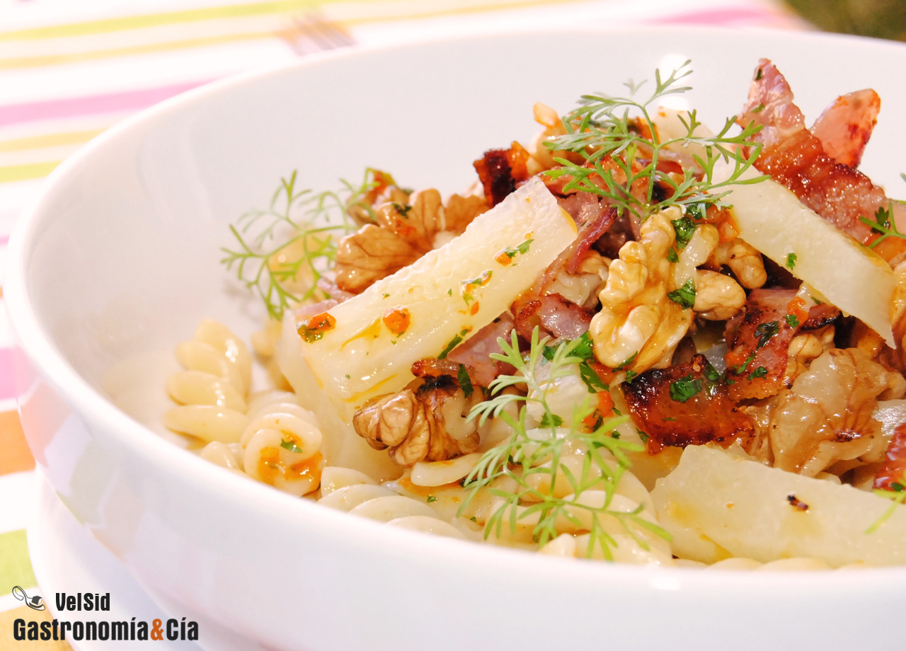 Ensalada de pasta, piña y nueces