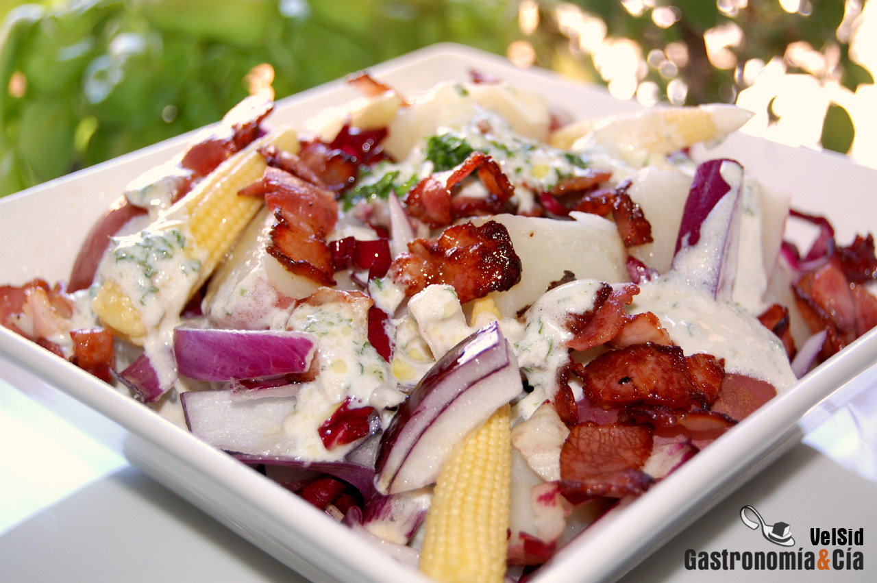 Ensalada de patata con salsa de queso ahumada