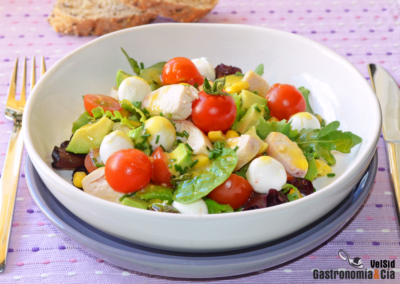 Ensalada de pavo, aguacate y mozzarella
