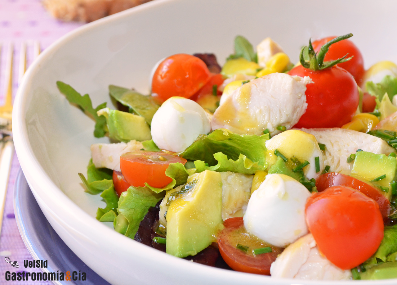 Ensalada de pavo, aguacate y mozzarella