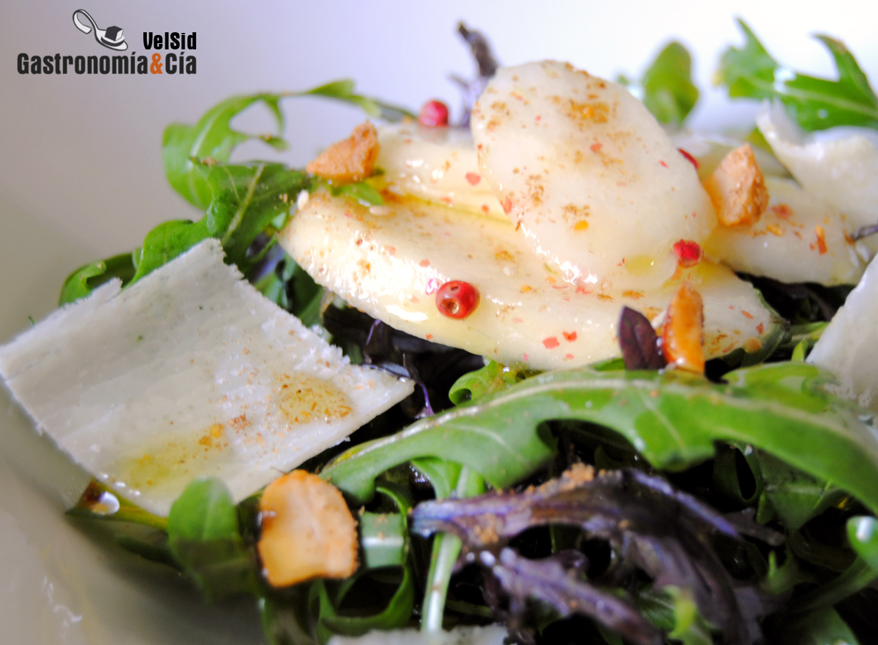 Ensalada de pera, parmesano y rúcula 