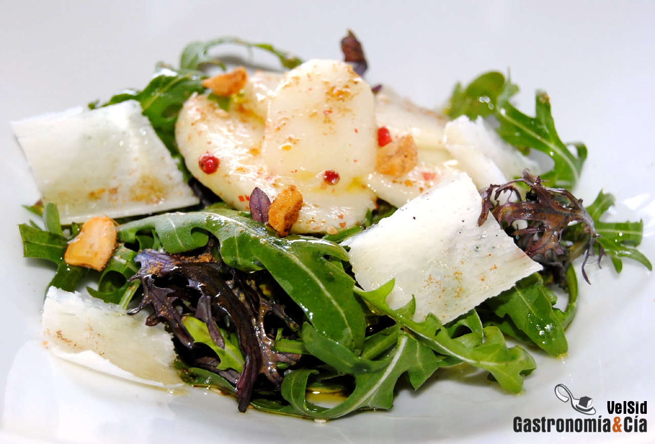 Ensalada de pera, parmesano y rúcula 