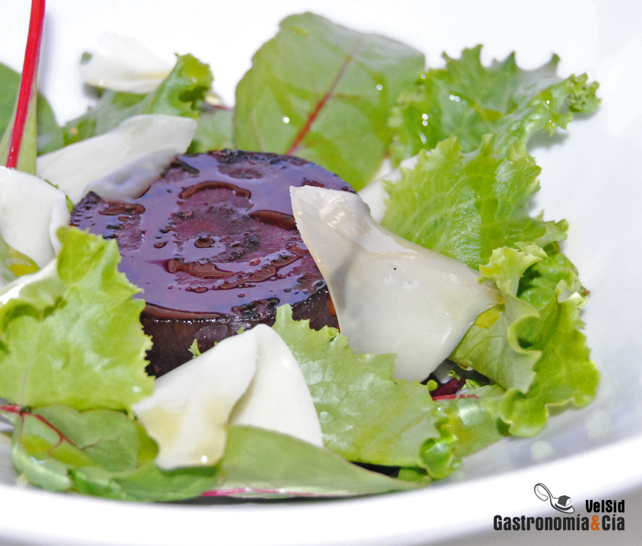 Ensalada de remolacha asada y queso San Simón