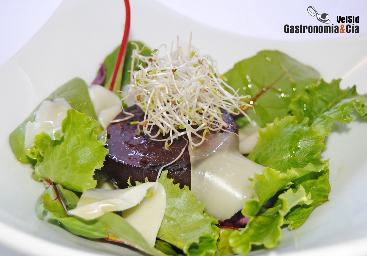 Ensalada de remolacha asada y queso San Simón