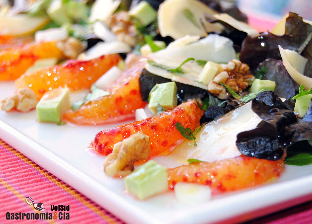 Ensalada de naranja sanguina y queso ahumado