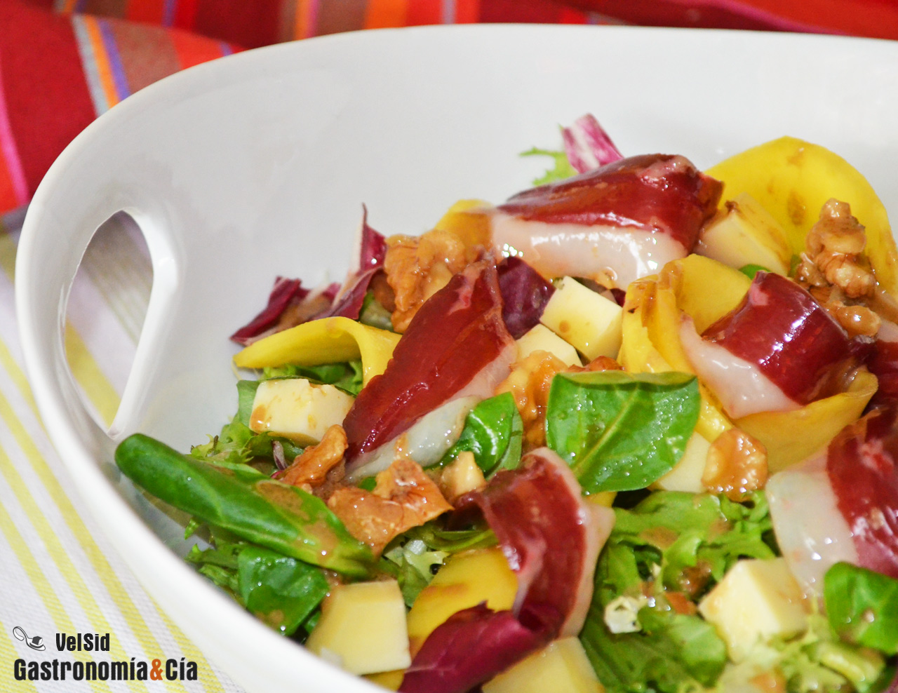 Ensalada con queso ahumado, jamón de pato y mango