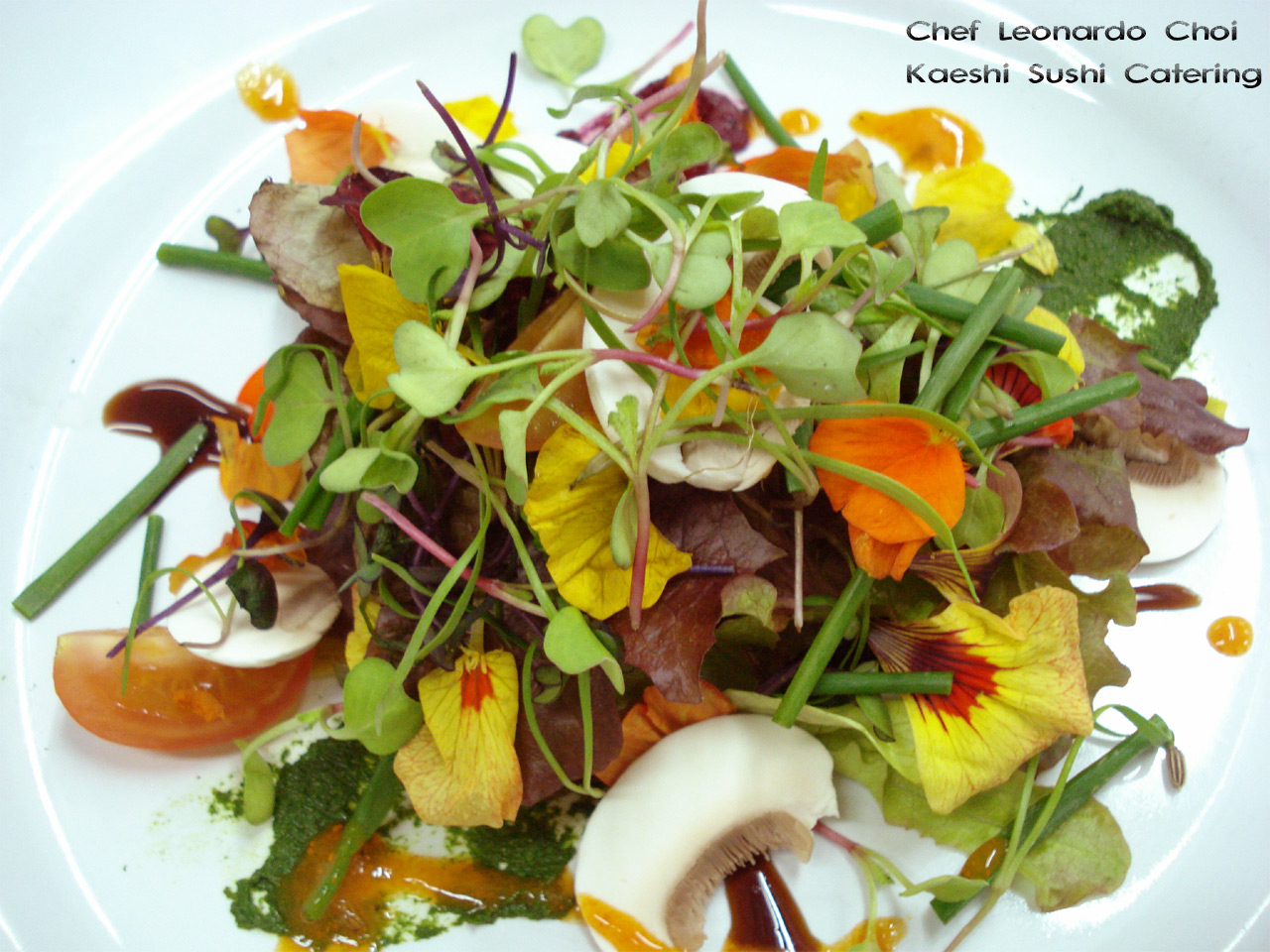 Ensalada silvestre con tartar de salmón de Noruega