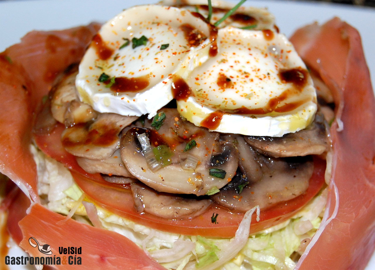 Ensalada tibia de champiñones en molde de jamón