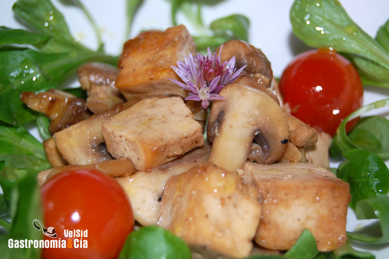 Ensalada de champiñones y tofu 