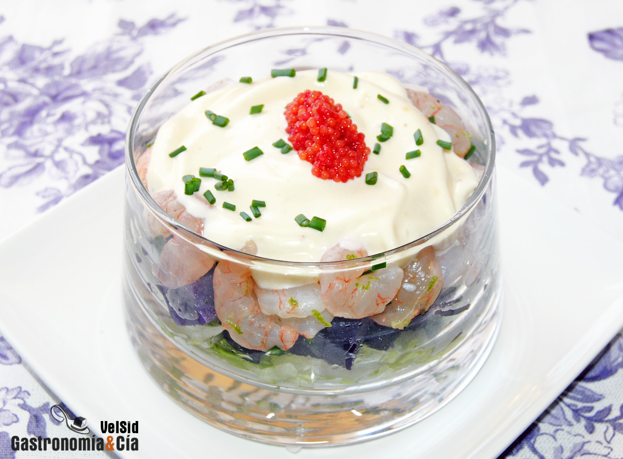 Ensaladilla de gambas con patata violeta