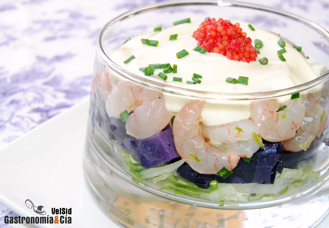 Ensaladilla de gambas con patata violeta