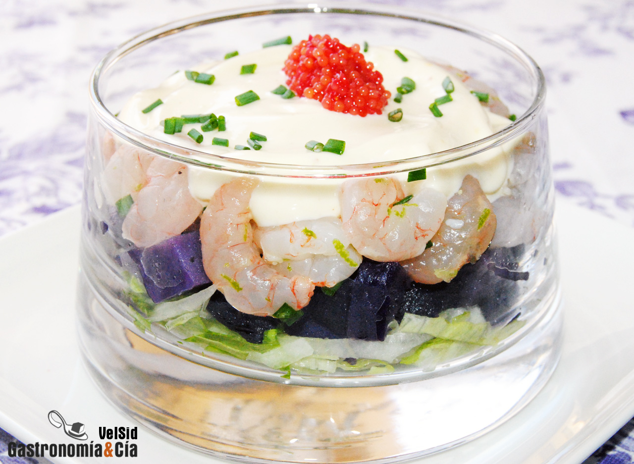 Ensaladilla de gambas con patata violeta