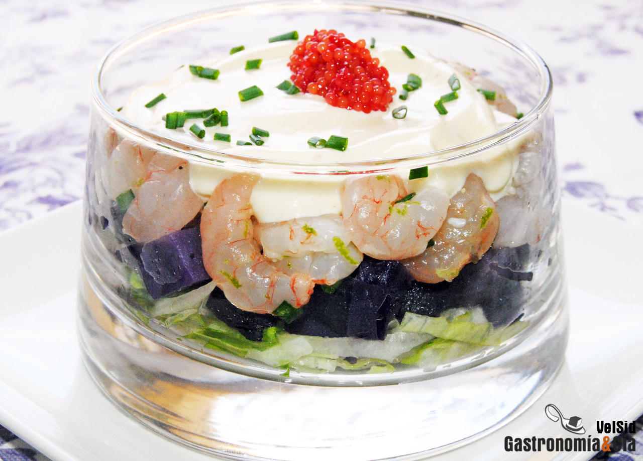 Ensaladilla de gambas con patata violeta