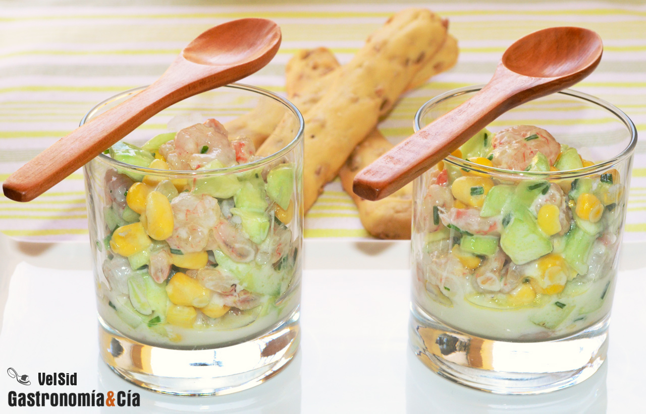 Ensaladilla de gambas y pepino con salsa de yogur