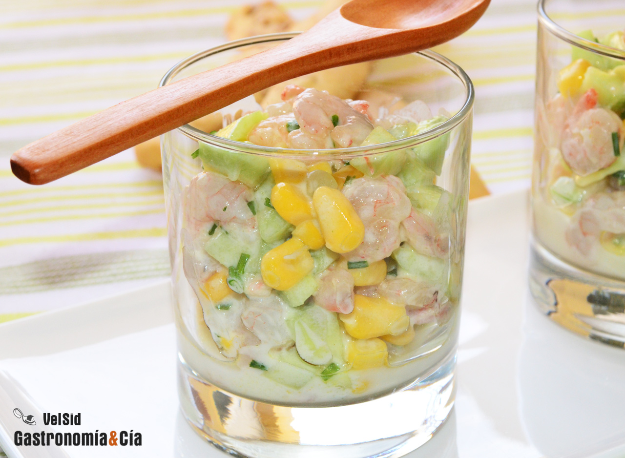 Ensaladilla de gambas y pepino con salsa de yogur