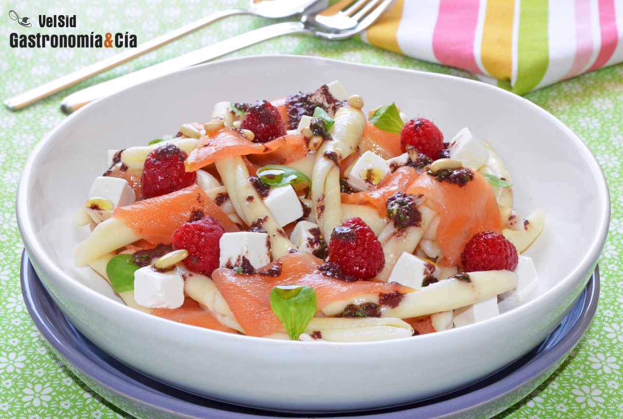 Ensalada de pasta con salmón ahumado, queso feta y vina