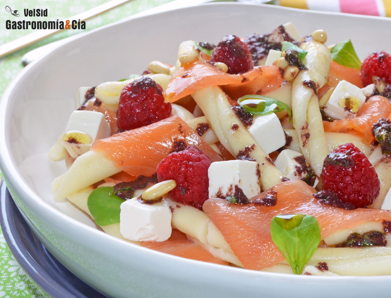 Ensalada de pasta con salmón ahumado, queso feta y vina