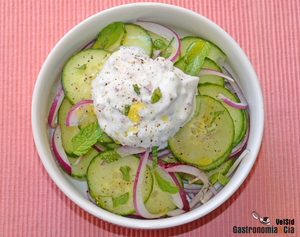 Ensalada de pepino con salsa de yogur y hierbabuena, se