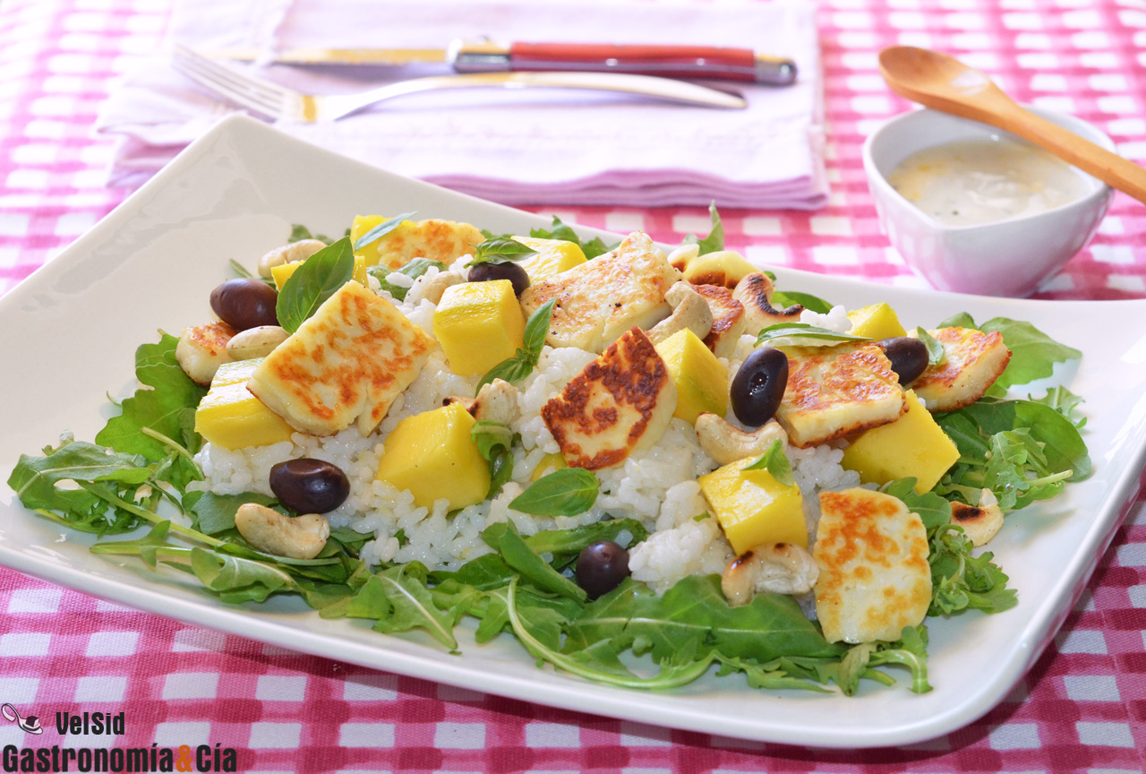 Ensalada de arroz con mango, queso halloumi y salsa de 