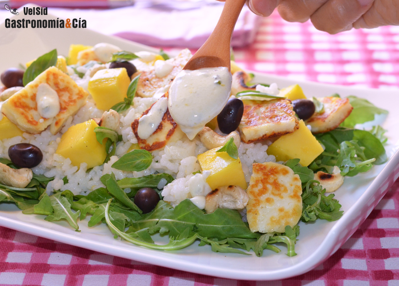 Ensalada de arroz con mango, queso halloumi y salsa de 