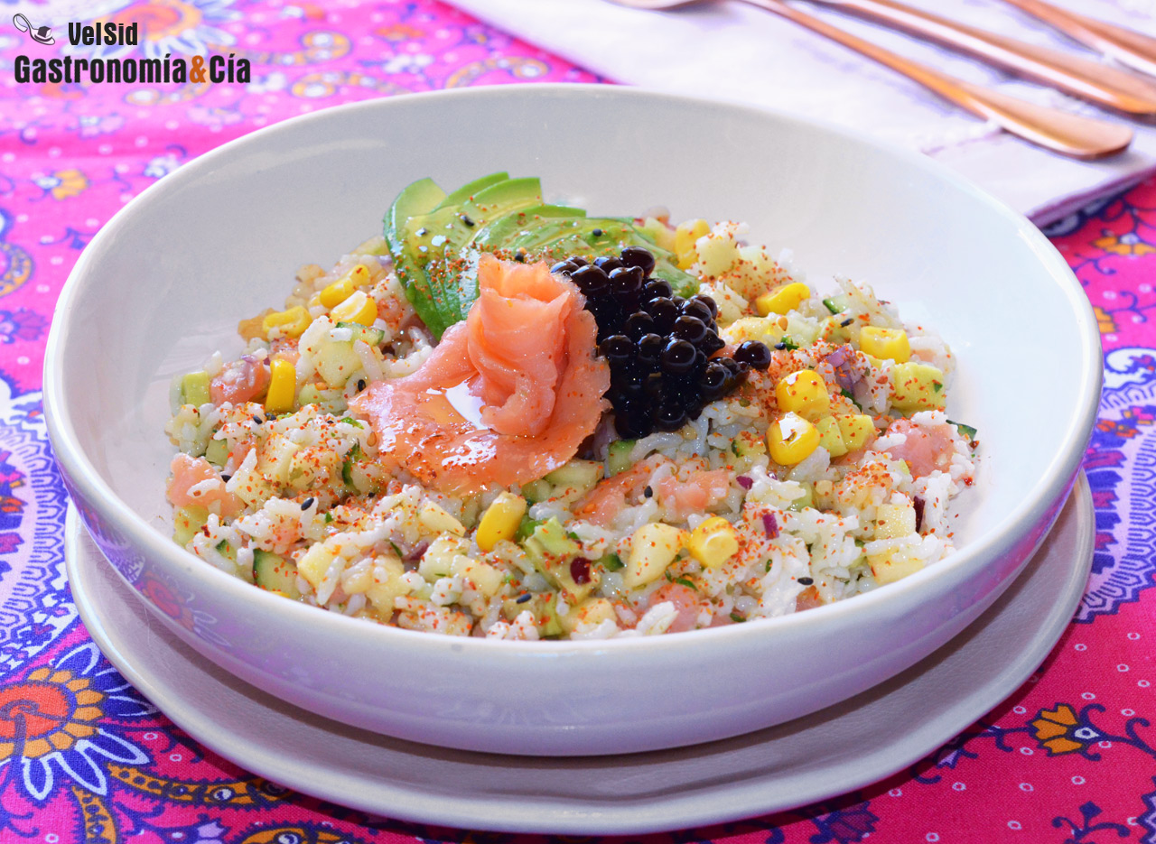 Ensalada de arroz con salmón ahumado, pepino y vinagret