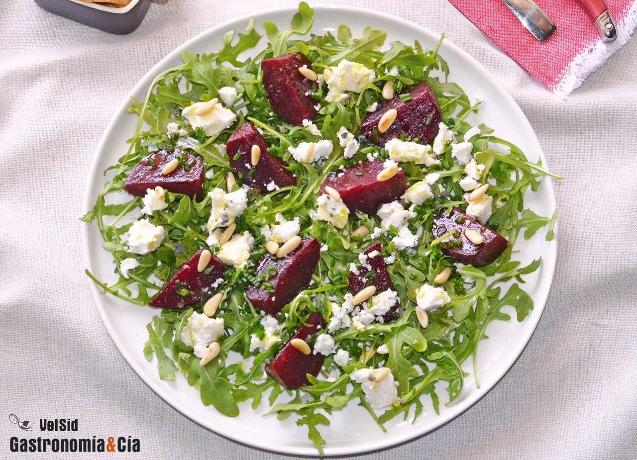 Ensalada de rúcula y remolacha con queso rulo de cabra 